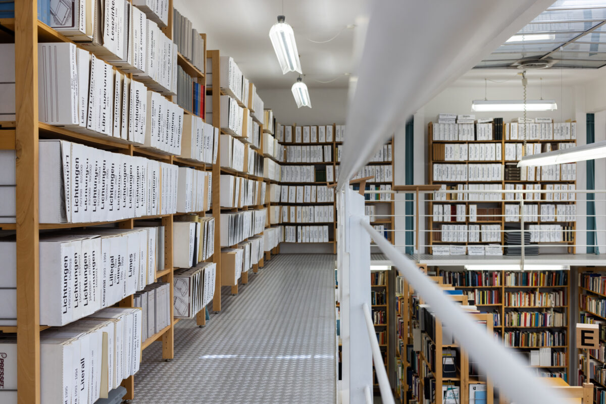 Von der Galerie aus hat man nicht nur die Bibliothek im Blick sondern man ist auch in der Nähe der Zeitschriftenbestände. © LHW / Lukas Dostal