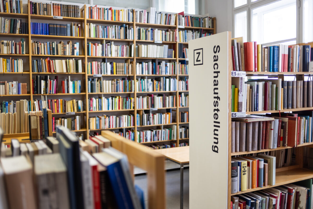 In der Sachaufstellung finden sich zahlreiche literaturgeschichtliche und -theoretische Werke. © LHW / Lukas Dostal