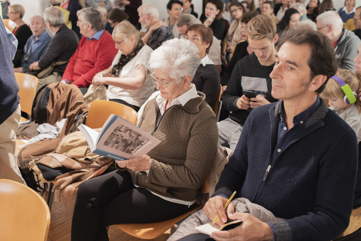 Blick ins Publikum bei der Ausstellungseröffnung „Küche der Erinnerung. Essen & Exil“ im Literaturhaus Wien, Herbst 2018.