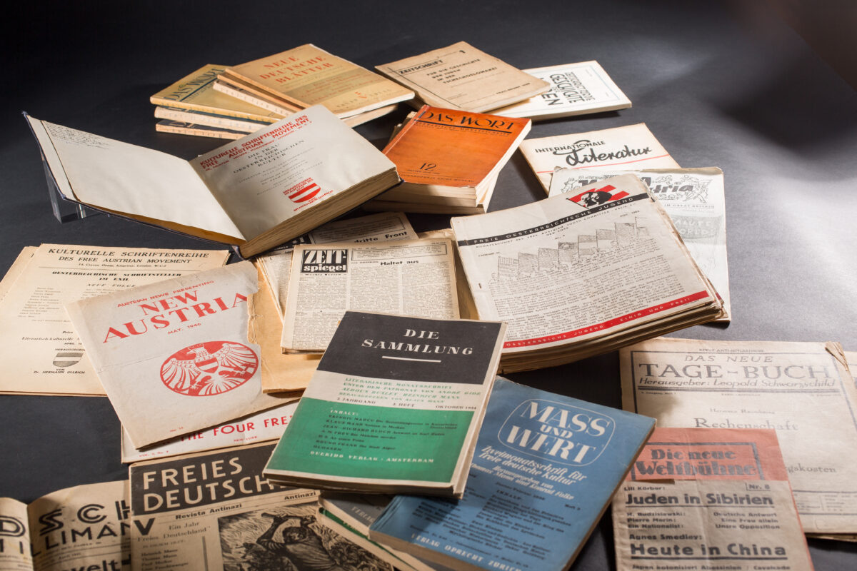 Neben Fachzeitschriften zum Exil hat die ÖEB auch einen Bestand an historischen Exilzeitschriften aus verschiedenen Ländern.