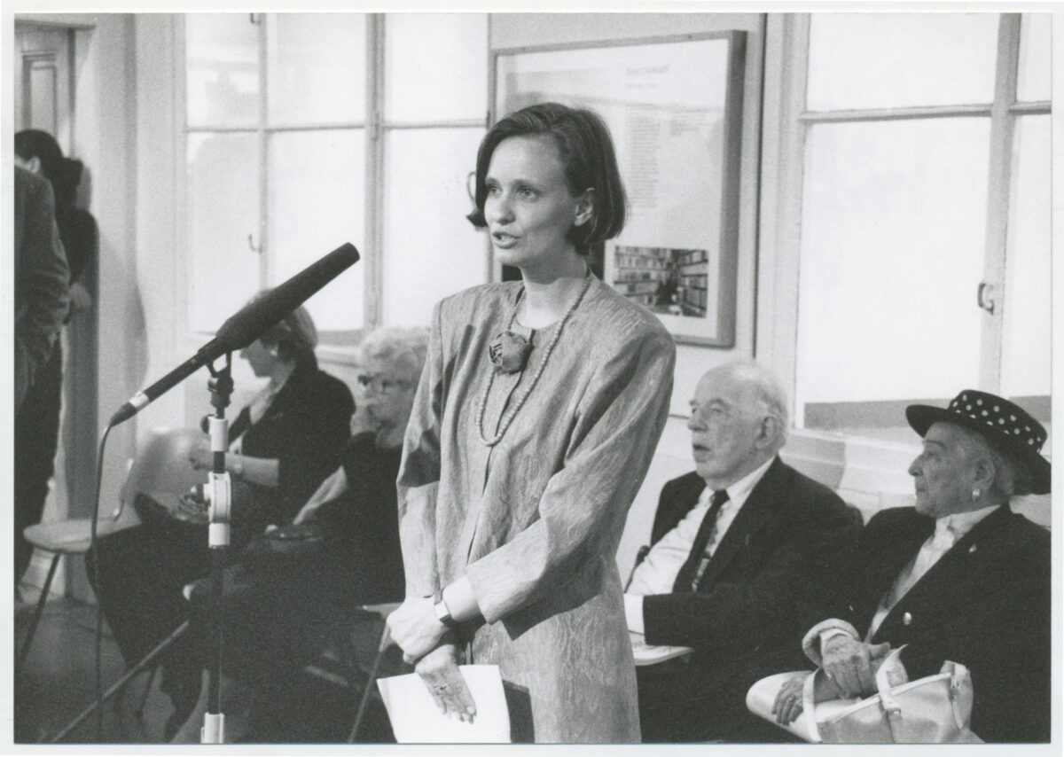 Ausstellungseröffnung Die Zeit gibt die Bilder. Schriftsteller die Österreich zur Heimat hatten 1992 im Literaturhaus Wien, v. re. n. li. Hilde Zaloscer, Ernst Gombrich, Ursula Seeber, Minna Lachs.