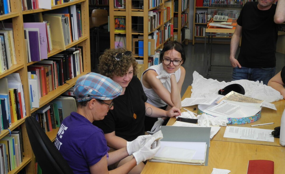 Bei einem Workshop für Schüler:innen und Studierende steht die Auseinandersetzung mit Fragen des historischen Exils und aktueller Fluchtbewegungen im Zentrum.