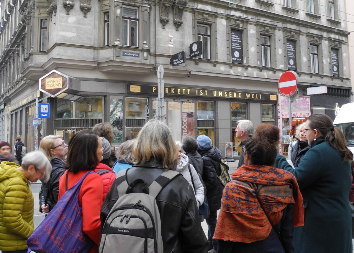 Erinnerungsspaziergang zu Stationen des Exils in Wien Neubau / im Bild das ehemalige Wohnhaus von Ruth Klüger