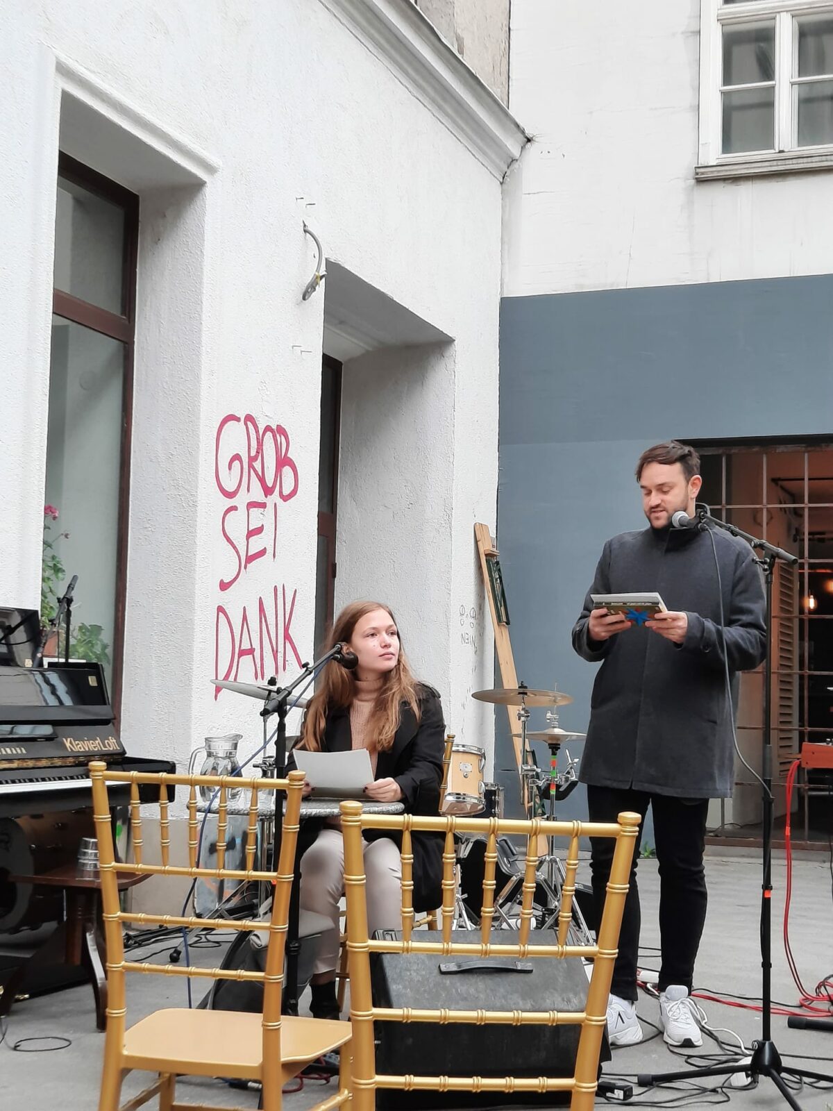 Die exil.Literaturhauswerkstatt bei der Literaturmeile Zieglergasse 2022 / 1070 Wien: Werkstatt-Leiter Thomas Perle stellt Autorin Ella Steinbacher vor