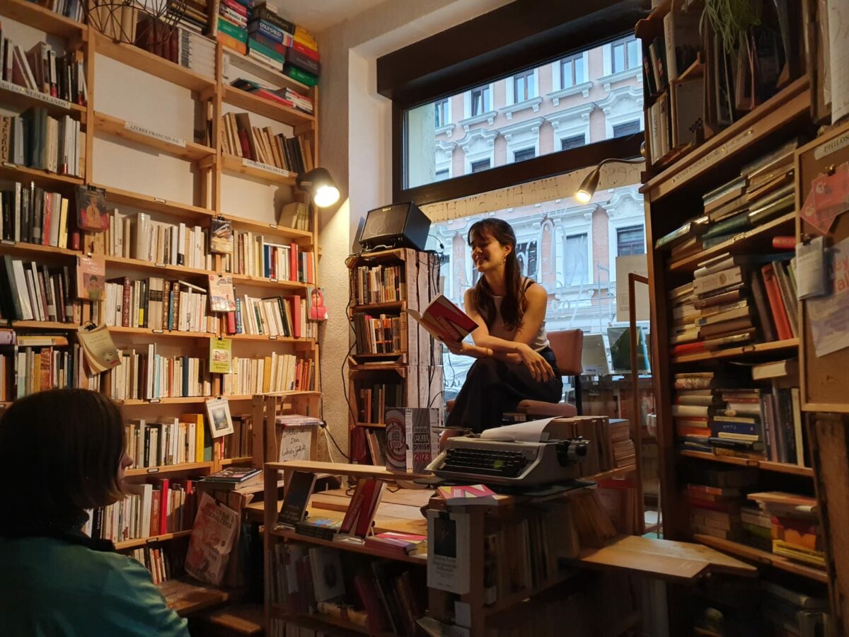 Die exil.Literaturhauswerkstatt auf der Leipziger Buchmesse 2023 – Bernadette Sarman liest in der Leipziger Buchhandlung orinoco books.