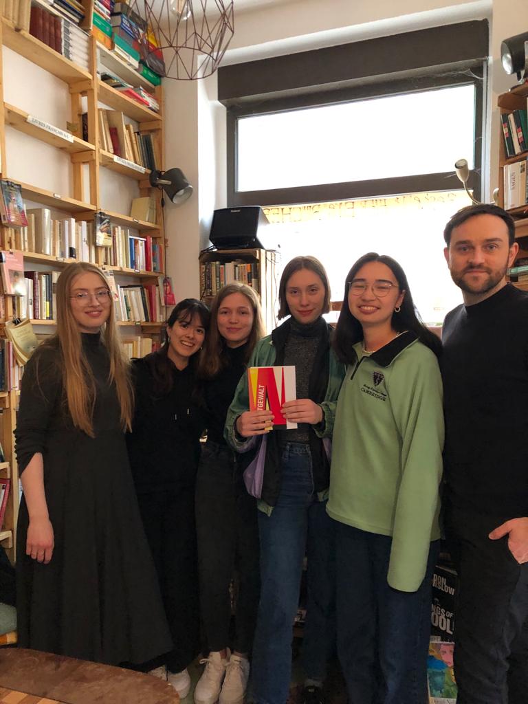 Die exil.Literaturhauswerkstatt auf der Leipziger Buchmesse 2023 – Lesung in der Buchhandlungs orinoco books / Leipzig: v. li. n. re. Amina Kurbanova, Bernadette Sarman, Ella Steinbacher, Katharina Forstner, Michelle Schreiber. Thomas Perle