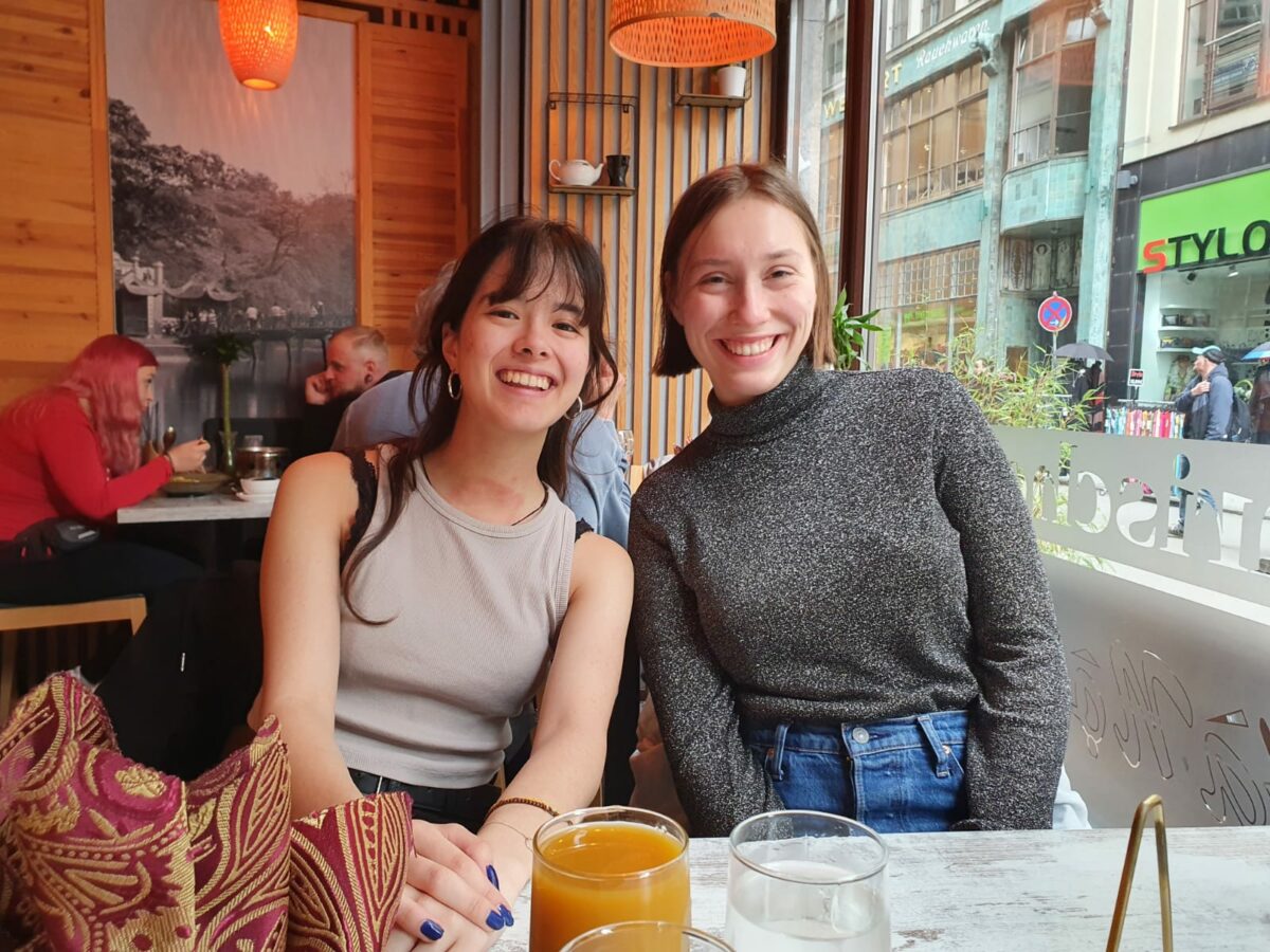 Die exil.Literaturhauswerkstatt auf der Leipziger Buchmesse 2023 – Eine Pause vom Buchmessentrubel: v. li. n. re.: Bernadette Sarman und Katharina Forstner