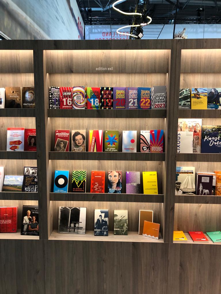 Buchstand der edition exil auf der Leipziger Buchmesse 2023 – mit der Anthologie wortgewalt (edition exil, 2022)