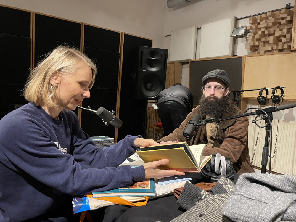 Barbara Zeman und Clemens Setz (im Hintergrund Christoph Amann) bei der Aufnahme von Folge 1 ihres Podcasts, © LHW 