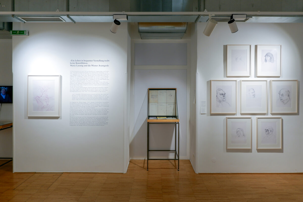 Einblick in die Ausstellung »Moränen neben den Gletscherzungen der Geschehnisse« – Maria Lassnig und die Literatur, Foto © Gerhard Himmer 2024