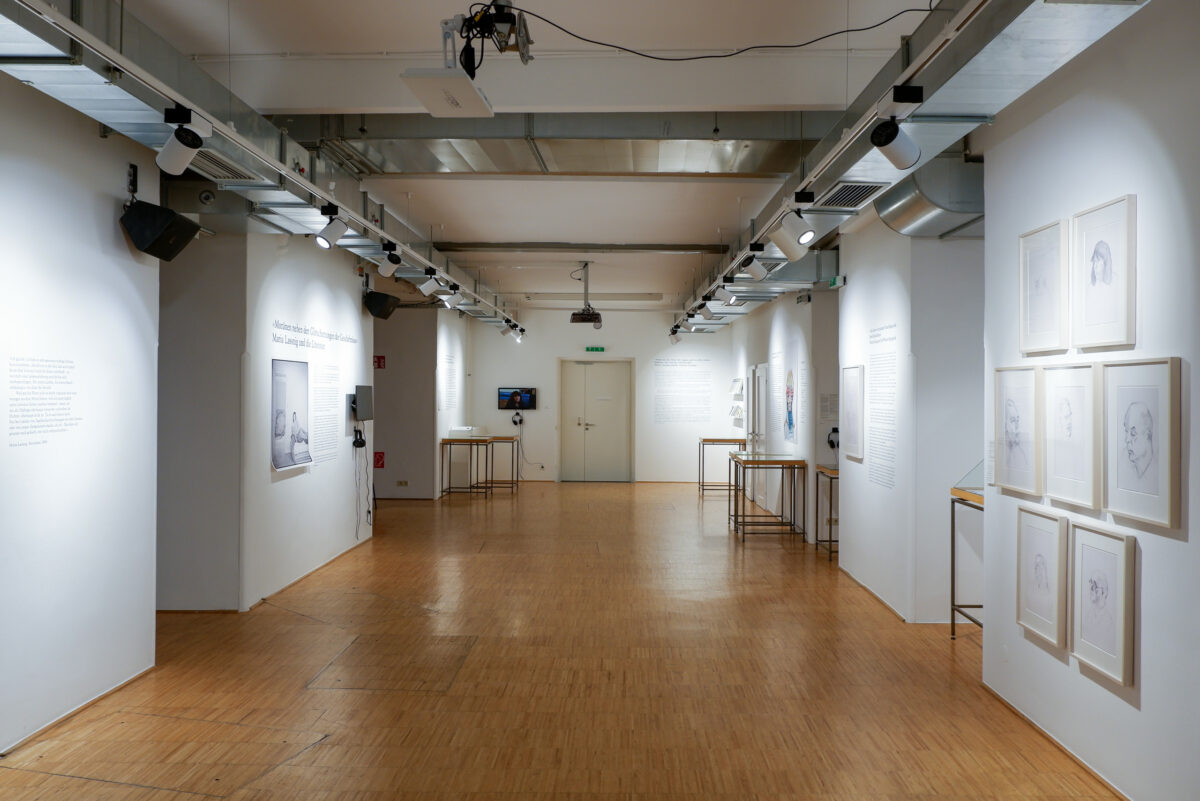 Einblick in die Ausstellung »Moränen neben den Gletscherzungen der Geschehnisse« – Maria Lassnig und die Literatur, Foto © Gerhard Himmer 2024