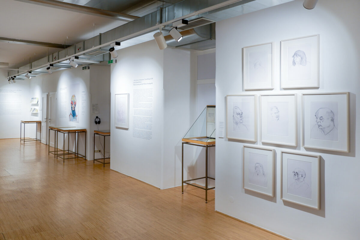 Einblick in die Ausstellung »Moränen neben den Gletscherzungen der Geschehnisse« – Maria Lassnig und die Literatur, Foto © Gerhard Himmer 2024